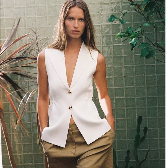 Zara Jackets & Blazers - NEW ZARA KNIT VEST SIZE S
🚨 NO DISCOUNT ON THIS VEST